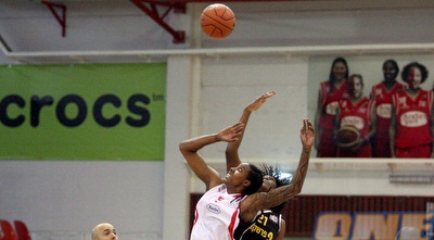 ברילנד ומקוויליאמס קופצות לכדור (משה חרמון)