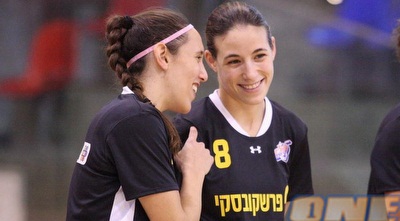 שי דורון מתחצתקקת עם לייני סלווין (משה חרמון) שי דורון מתחצתקקת עם לייני סלווין (משה חרמון)