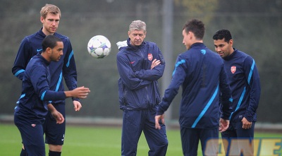וולקוט עם ונגר. החלוץ יעמוד בהסכם? (GettyImages)