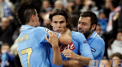 קבאני חוגג עם דוסנה והאמשיק. שם נמצא הטירוף האמיתי (רויטרס) קבאני חוגג עם דוסנה והאמשיק. שם נמצא הטירוף האמיתי (רויטרס)