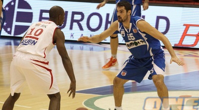 בוגדן בואב שומר על צ&acute;ייסון אלן (עמית מצפה)