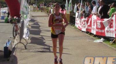 מיגל אטיאס חוצה את קו הסיום (יח&qout;צ איגוד האתלטיקה)