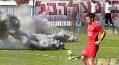 רימון עשן באימון הפועל וגם מירקו אורמוש (שי לוי)