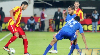 דובב גבאי מנסה לגנוב לעופר ורטה את הכדור (משה חרמון)