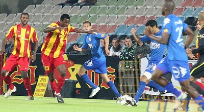 אמברוז ופטי מנסים לחטוף את הכדור. גבאי פורץ ברקע (משה חרמון)