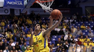 ליאור אליהו עולה לסל (יוסי ציפקיס)