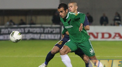 וויאם עמאשה מנסה להשתחרר מהשמירה על רועי לוי (עמית מצפה)