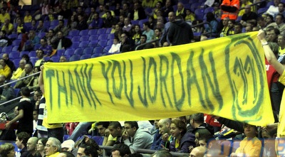 האוהדים מתכוננים לפרידה הקרובה מג´ורדן פארמר (יוסי ציפקיס)