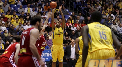 דווין סמית´ עולה לזריקה (יוסי ציפקיס)