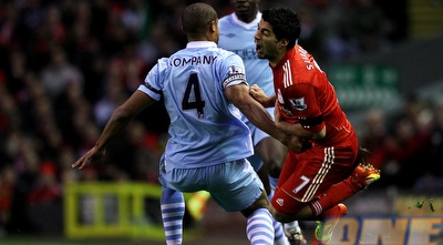 קומפני עושה עבירה על סוארס (רויטרס) קומפני עושה עבירה על סוארס (רויטרס)