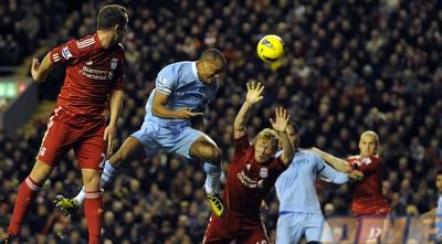 קומפני כובש עם הכתף (רויטרס) קומפני כובש עם הכתף (רויטרס)