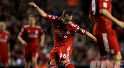 צ´רלי אדם בועט.. עוד רגע זה יפגע בלסקוט וייכנס (GettyImages) צ´רלי אדם בועט.. עוד רגע זה יפגע בלסקוט וייכנס (GettyImages)