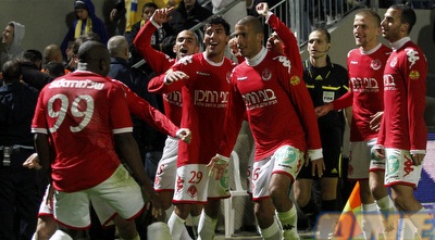 שחקני הפועל ת&qout;א חוגגים (יוסי ציפקיס) שחקני הפועל ת&qout;א חוגגים (יוסי ציפקיס)