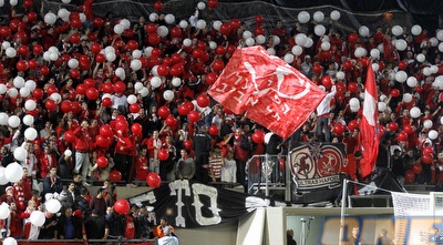 אוהדי הפועל בדרבי. אבוטבול: &qout;נגד חיפה האווירה תה (יוסי ציפקיס) אוהדי הפועל בדרבי. אבוטבול: &qout;נגד חיפה האווירה תה (יוסי ציפקיס)