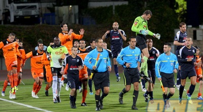 שתי הקבוצות עולות לכר הדשא (משה חרמון) שתי הקבוצות עולות לכר הדשא (משה חרמון)