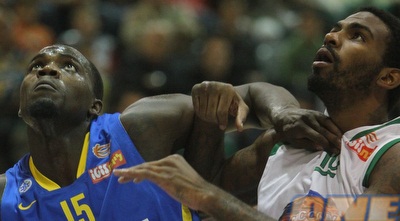 שון ג´יימס נאבק עם ווילקרסון (מנהלת הליגה) שון ג´יימס נאבק עם ווילקרסון (מנהלת הליגה)