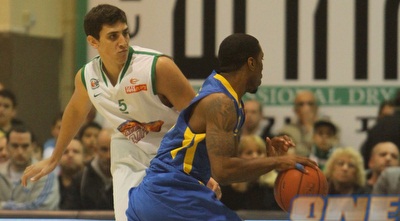 לנגפורד מנסה לחדור מול איידן (מנהלת הליגה) לנגפורד מנסה לחדור מול איידן (מנהלת הליגה)