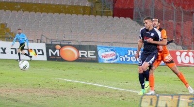 מרעי מביט על הכדור נכנס (משה חרמון) מרעי מביט על הכדור נכנס (משה חרמון)