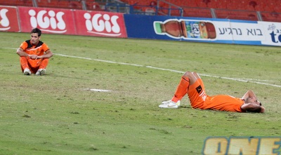 שחקני בני יהודה מאוכזבים בסיום (משה חרמון) שחקני בני יהודה מאוכזבים בסיום (משה חרמון)