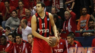 אלישי כדיר. קלע את הנקודות הראשונות במשחק (גיא בן זיו)