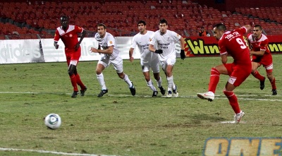 אדריאן פרננדז בועט את הפנדל - הפועל ר&qout;ג - הפועל הרצליה (איתי ישראל)