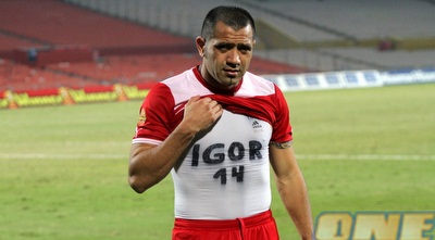 אדריאן פרננדז עם החולצה לזכרו של איגור צ´קאנה (איתי ישראל)