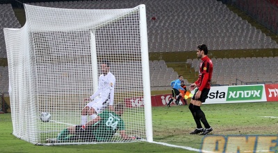 הכדור של מור דהן חודר לרשת (איתי ישראל)