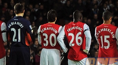 שחקני ארסנל בדקת הדומייה לזכרו של גארי ספיד (GettyImages)