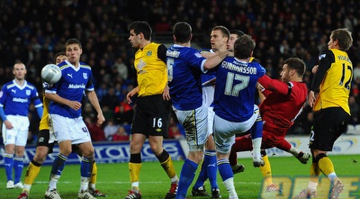 ג´רארד יוצא ראשון מתוך ערבוביה וכובש את ה-0:2 (GettyImages)