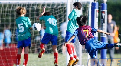 קובו בועט בעיטה חופשית. וייה צריך לדאוג למספר 7?