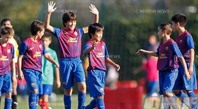 קובו חוגג עם חבריו. צמד במשחק הבכורה