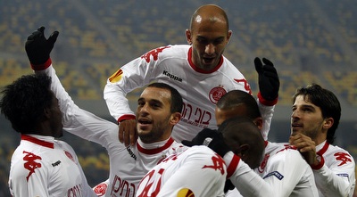 שחקני הפועל חוגגים עם איגייבור (רויטרס)