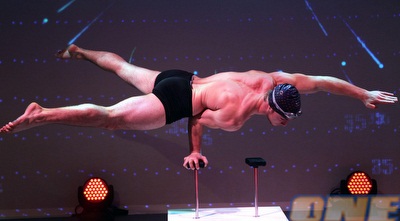 דוגמן מדגים תנועות שחייה עם בגד הים החדש (GettyImages)