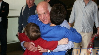 דרור קשטן מתחבק עם הנכדים (דרור רוזנפלד)