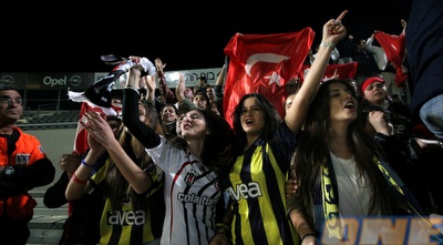 אוהדי בשיקטש שמחים (יוסי ציפקיס)