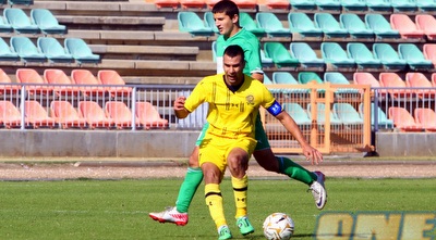 יגיל ביטון מנסה להשתחרר (יניב גונן) יגיל ביטון מנסה להשתחרר (יניב גונן)