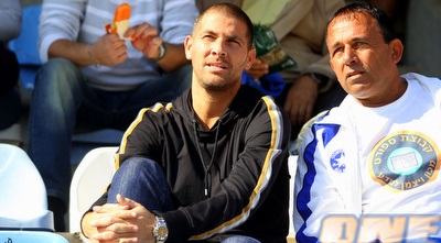 אבי נמני ביציע (יניב גונן) אבי נמני ביציע (יניב גונן)