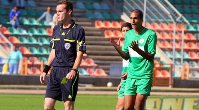 בן אז´ובל מוחה בפני רקוטש (יניב גונן) בן אז´ובל מוחה בפני רקוטש (יניב גונן)