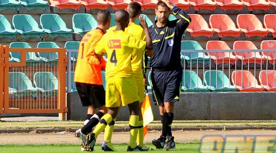 שחקני מכבי מתלוננים בפני הקוון (יניב גונן) שחקני מכבי מתלוננים בפני הקוון (יניב גונן)