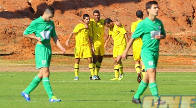 שחקני מכבי חוגגים, עומר אביטן ועידן אביטן מאוכזבים (יניב גונן) שחקני מכבי חוגגים, עומר אביטן ועידן אביטן מאוכזבים (יניב גונן)