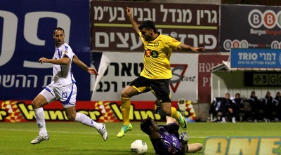 חן עזרא מכעט ומכניע את לייבוביץ´ (שי לוי) חן עזרא מכעט ומכניע את לייבוביץ´ (שי לוי)