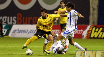 דג´אני מנסה לשמור על הכדור (שי לוי) דג´אני מנסה לשמור על הכדור (שי לוי)