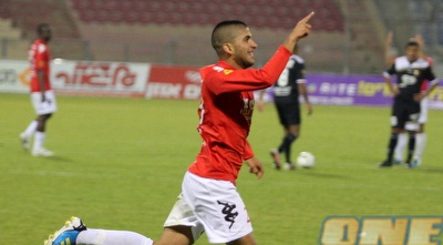 מסמן לקהל שהוא בדרך אליו (משה חרמון)