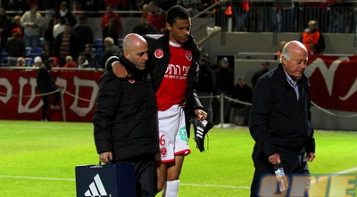 פרנסמן יוצא מהמגרש עם קשטן בירידה להפסקה (שי לוי)