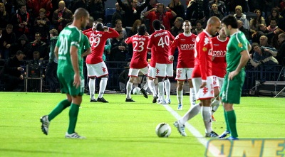 דבאלשווילי וקטן רואים את שחקני הפועל חוגגים (שי לוי)