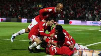 שחקני הפועל חוגגים על דמארי (עמית מצפה)