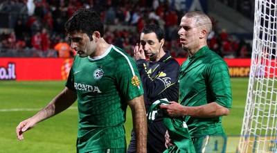 דבאלשווילי ועידן ורד יורדים מתוסכלים מהמגרש (שי לוי)