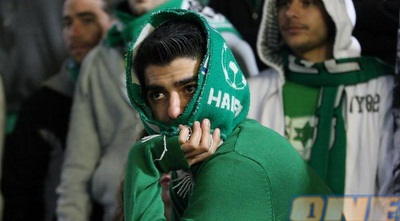 אוהד מכבי חיפה לא מאמין שקבוצתו מושפלת (עמית מצפה)