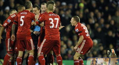 שחקני ליברפול זועמים על פריינד (רויטרס) שחקני ליברפול זועמים על פריינד (רויטרס)