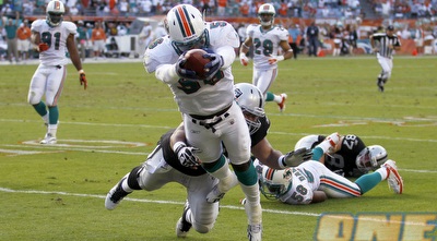 קווין בורנאט מהדולפינס מבקיע את השני שלו מול אוקלנד (רויטרס)